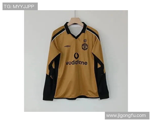 足球明星亲自赠送球衣给热情粉丝感动瞬间引发全场欢呼